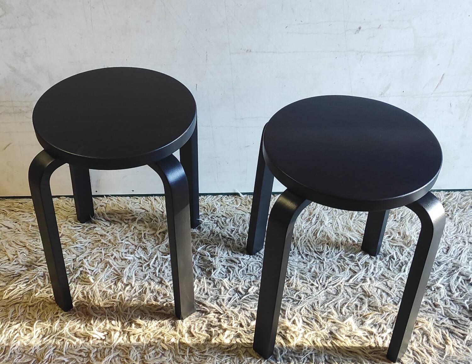 Designer stool in black lacquered solid wood - 80s/90s