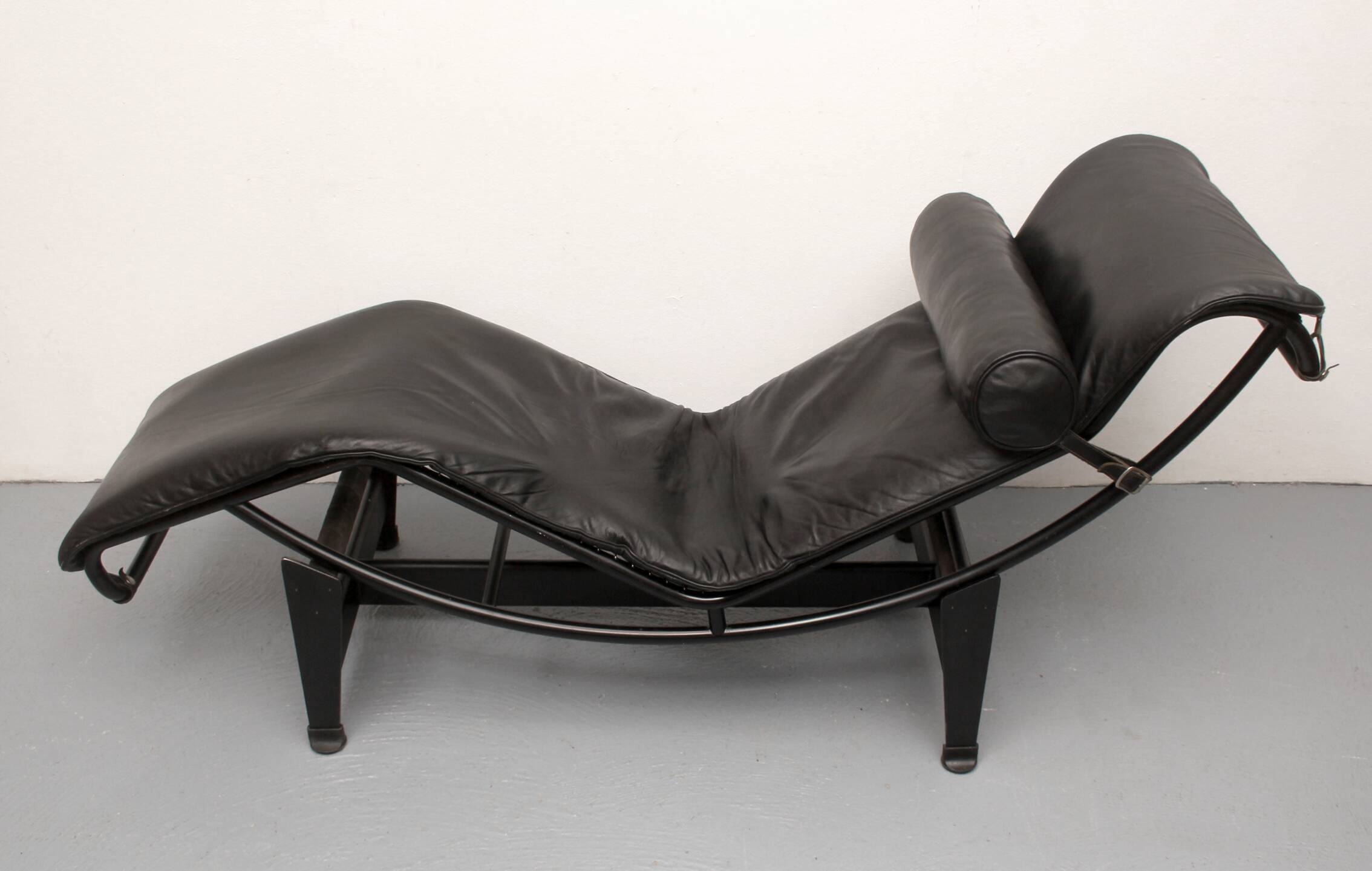 Chaise longue LC 4 Cassina Le Corbusier cuir noir