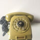 Téléphone rotatif vintage couleur moutarde