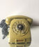 Téléphone rotatif vintage couleur moutarde