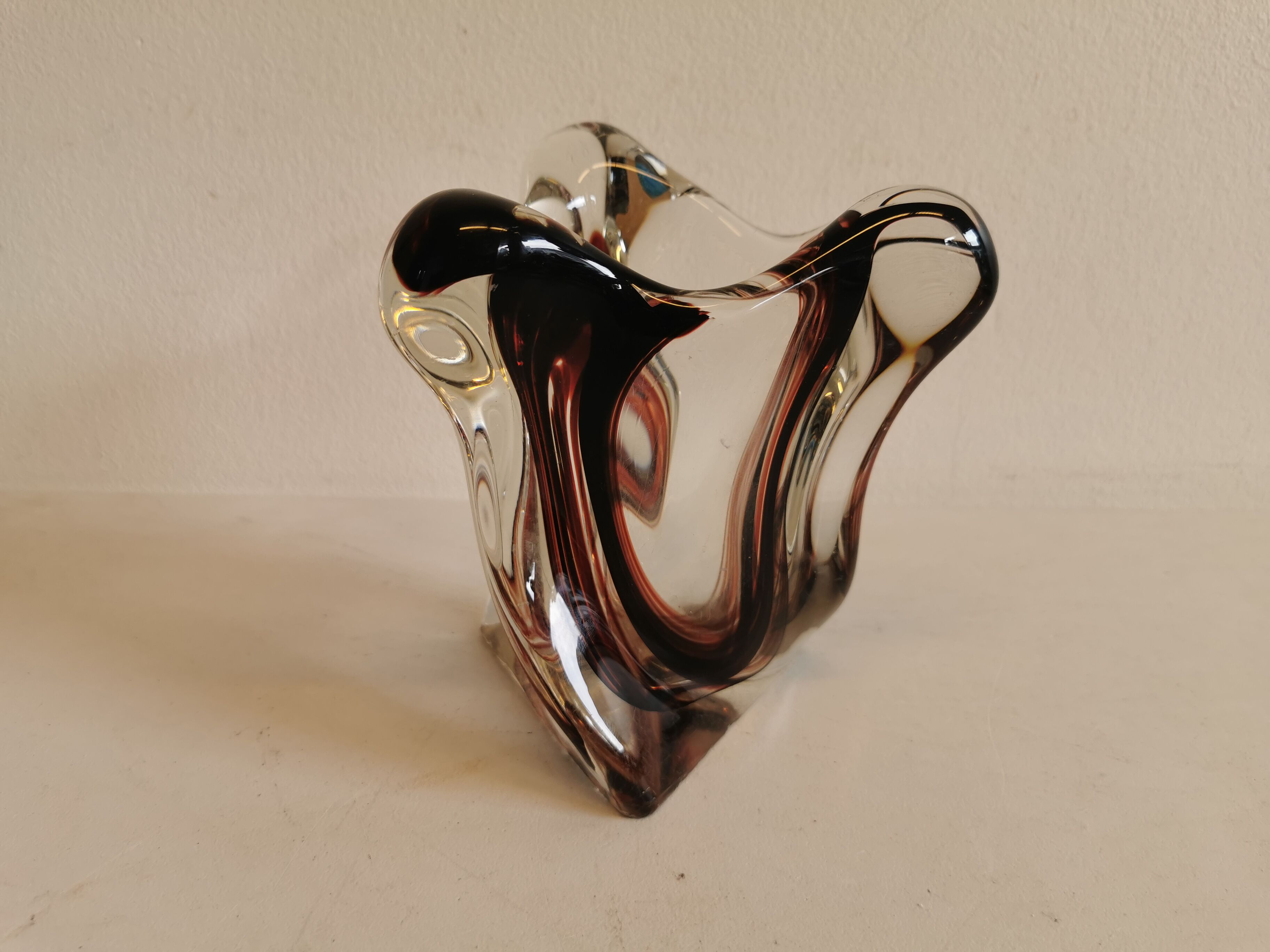 Vase en verre multicouche en transparent avec des couleurs violettes incrustées.