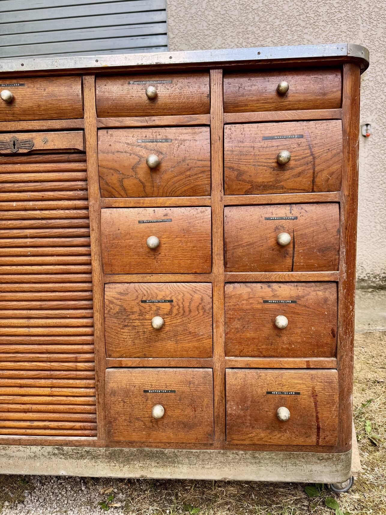 Meuble banque ou comptoir de métier a tiroirs et autres de Pharmacie