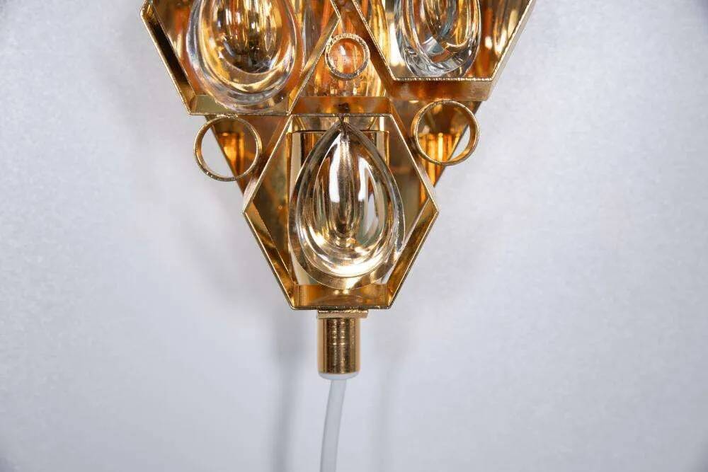 Vintage wall sconce in brass and crystal from the 1960s, Regency lamp in brass.