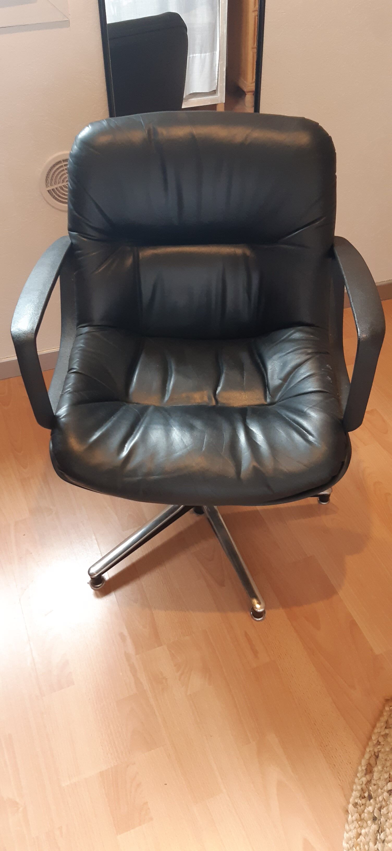 Sedinternational black leather swivel armchair