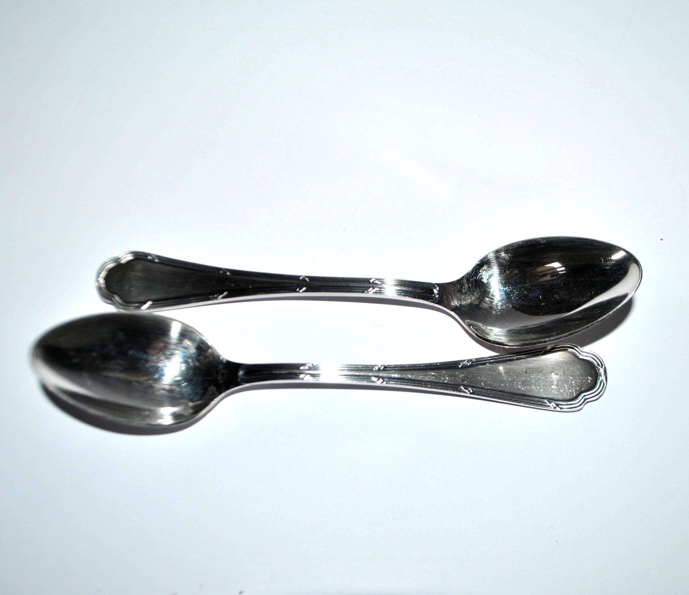 Ercuis set of 2 Trianon silver-plated dessert spoons with crossed ribbon, 15 cm