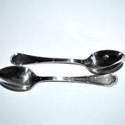 Ercuis set of 2 Trianon silver-plated dessert spoons with crossed ribbon, 15 cm