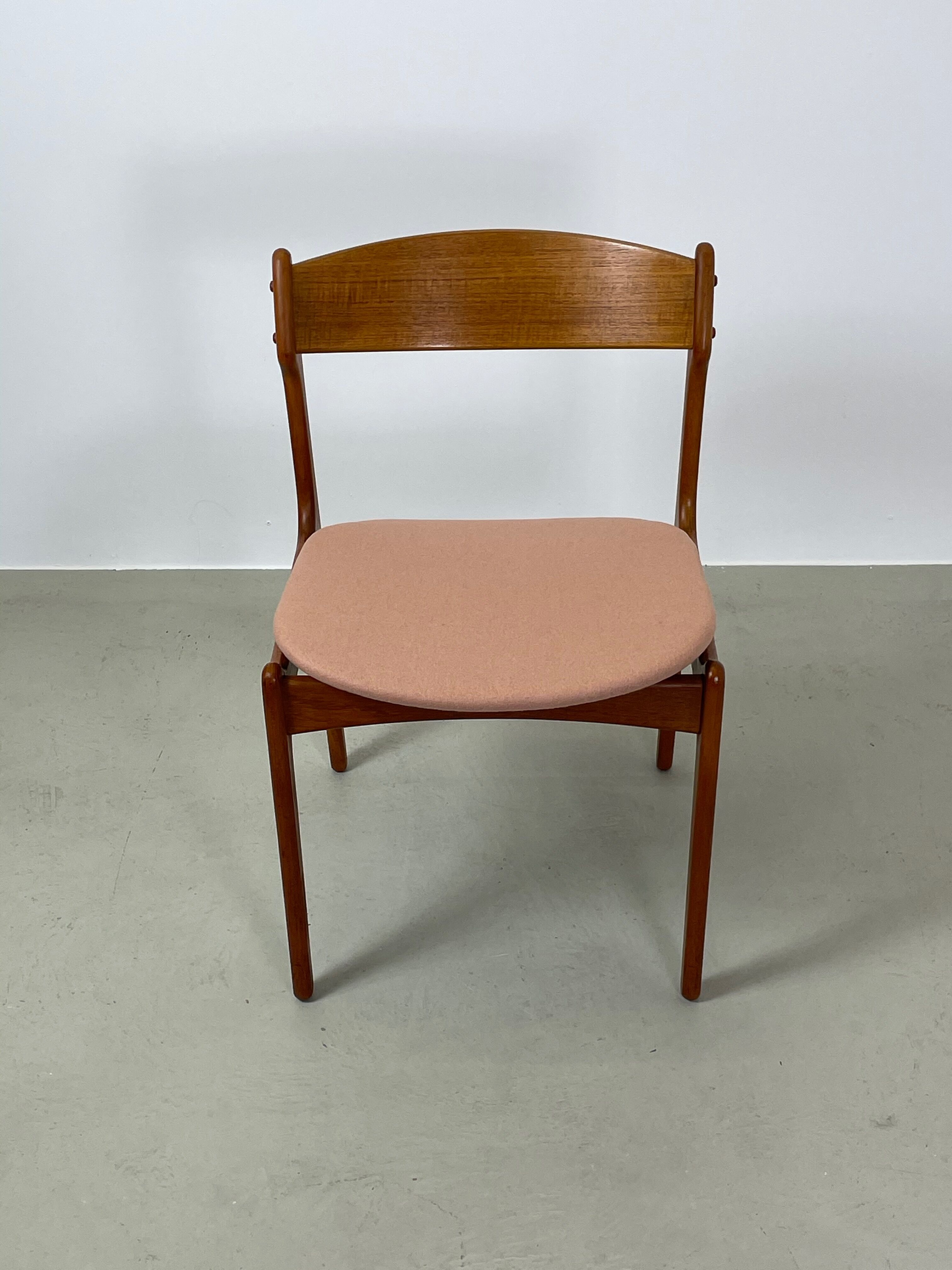 Lot de 4 chaises à manger en teck  par Erik Buch
