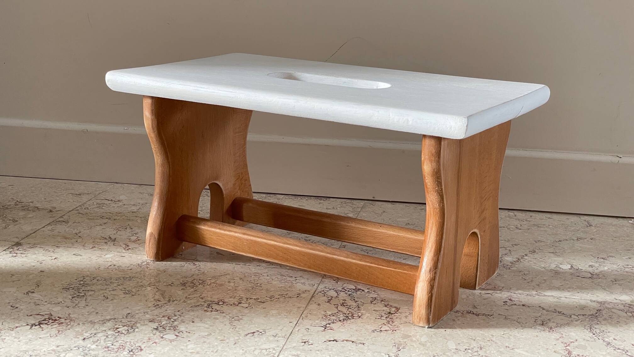 Tabouret vintage en hêtre et peint en blanc