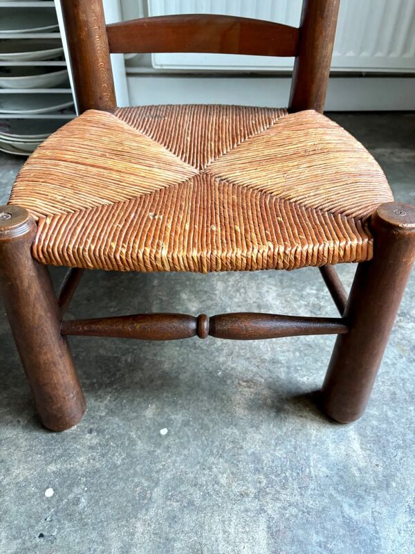 Chaise basse brutaliste en bois foncé et paille n°2