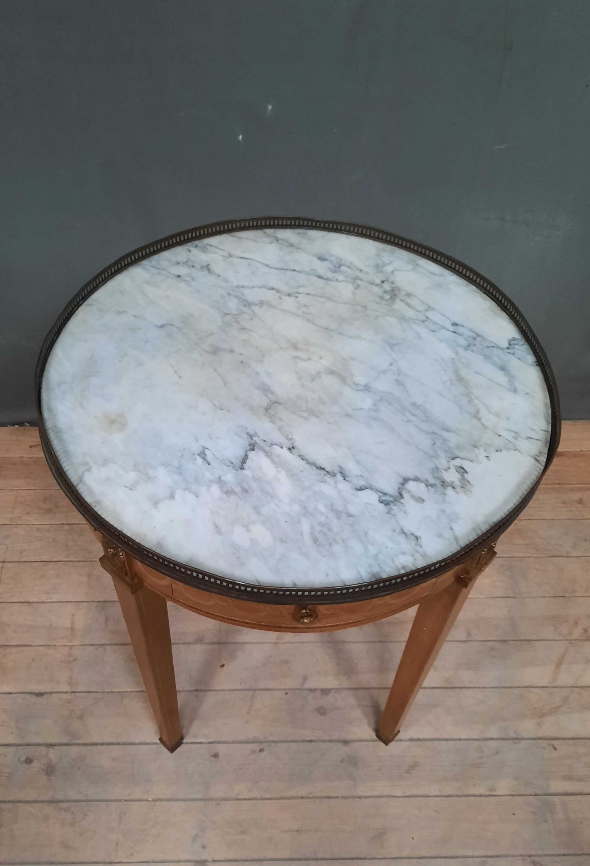 Table dessu marble kind "hot water bottle"