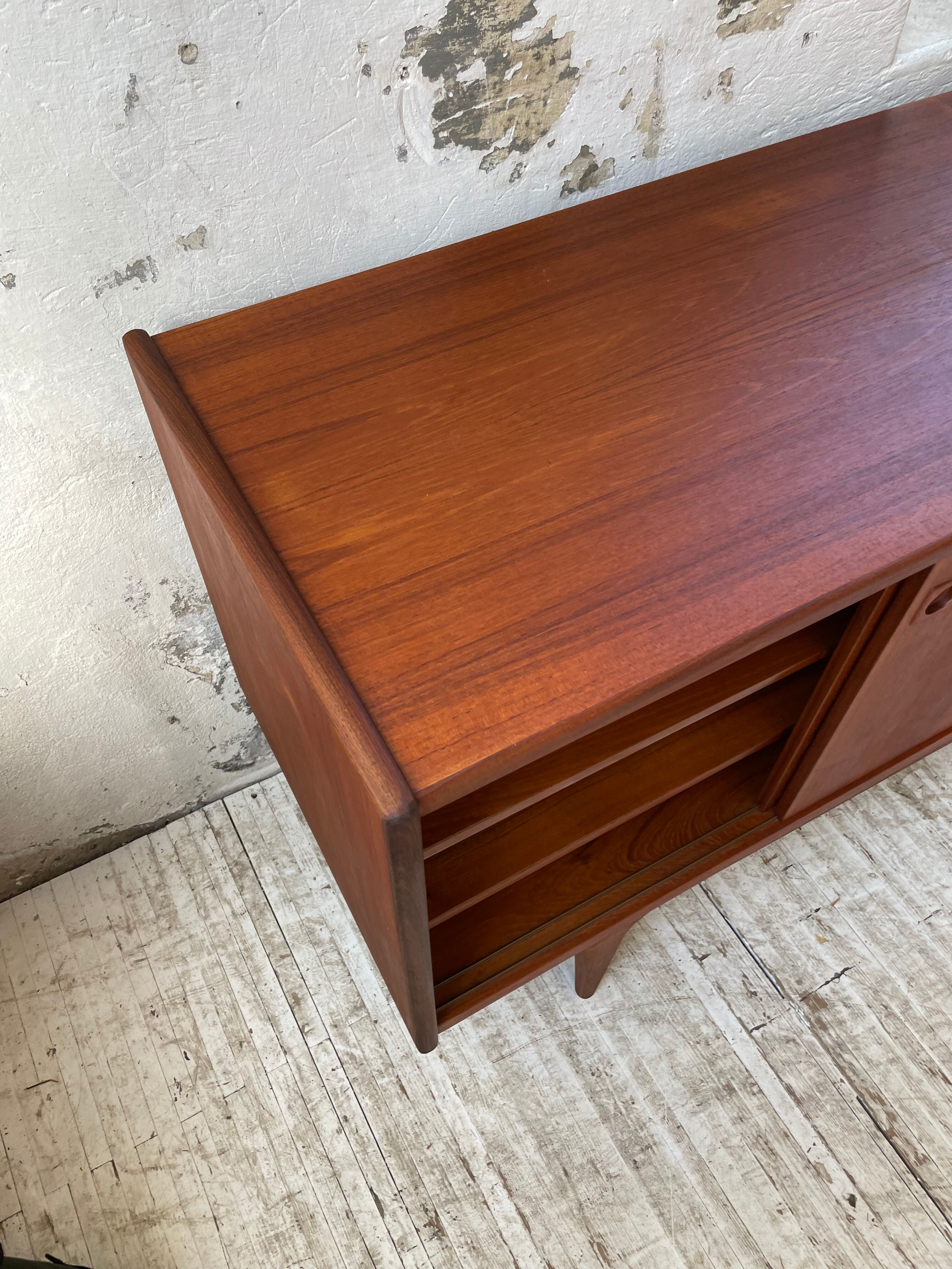 Teak row Johannes Andersen Samcom