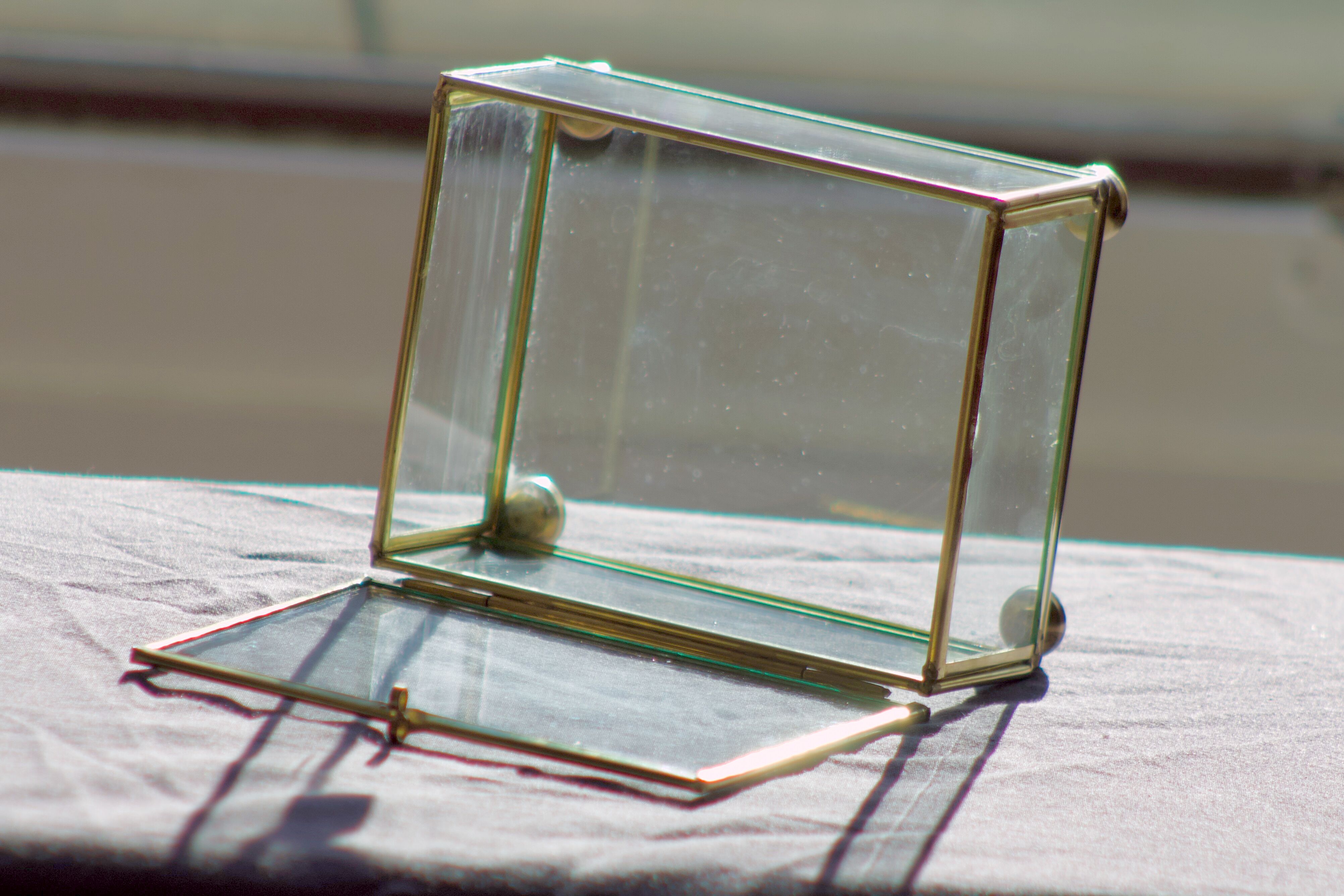 4 anciennes boites à bijoux en verre, laiton et miroir