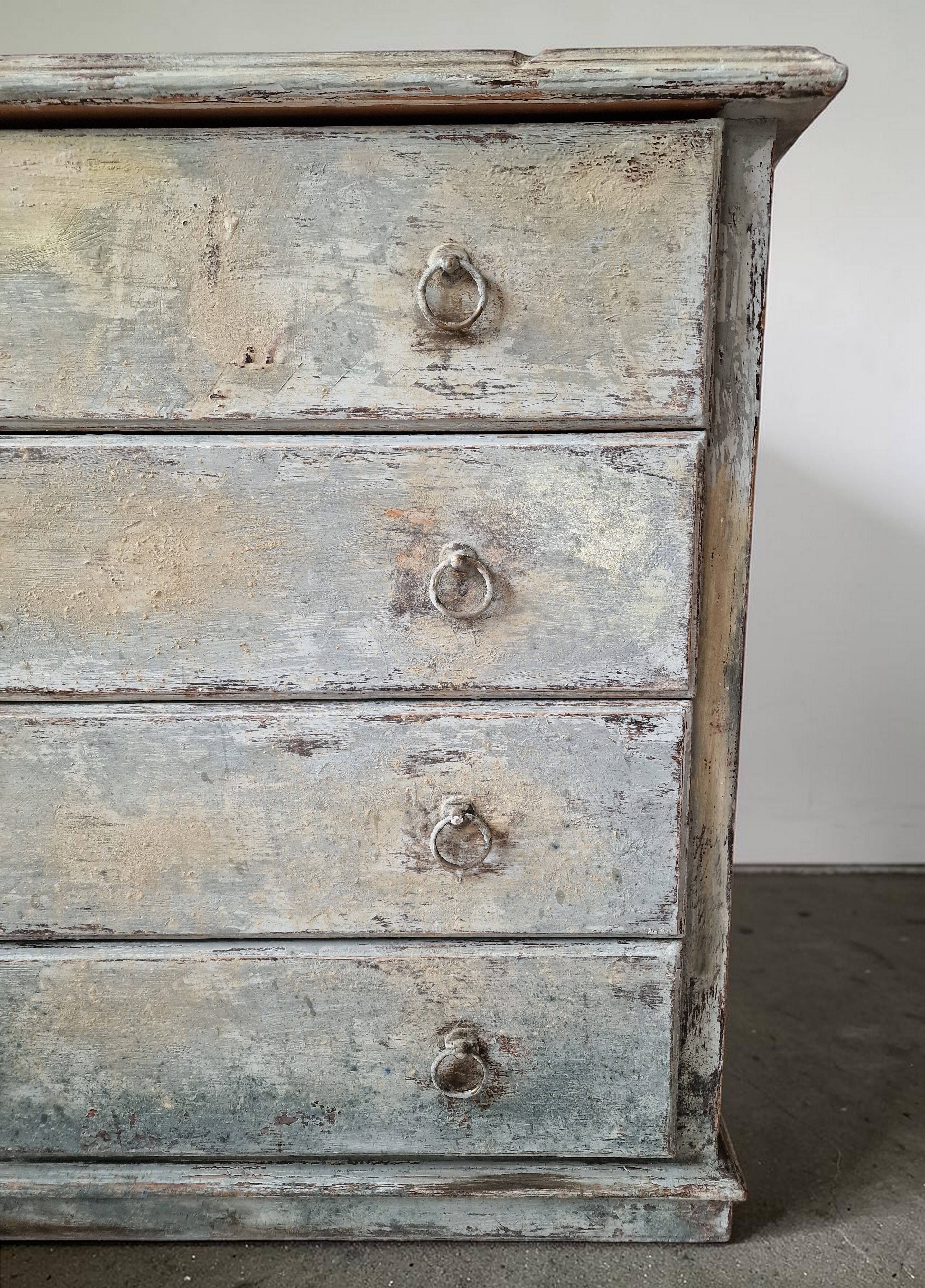 Commode patinée beige et bleu style wabi sabi