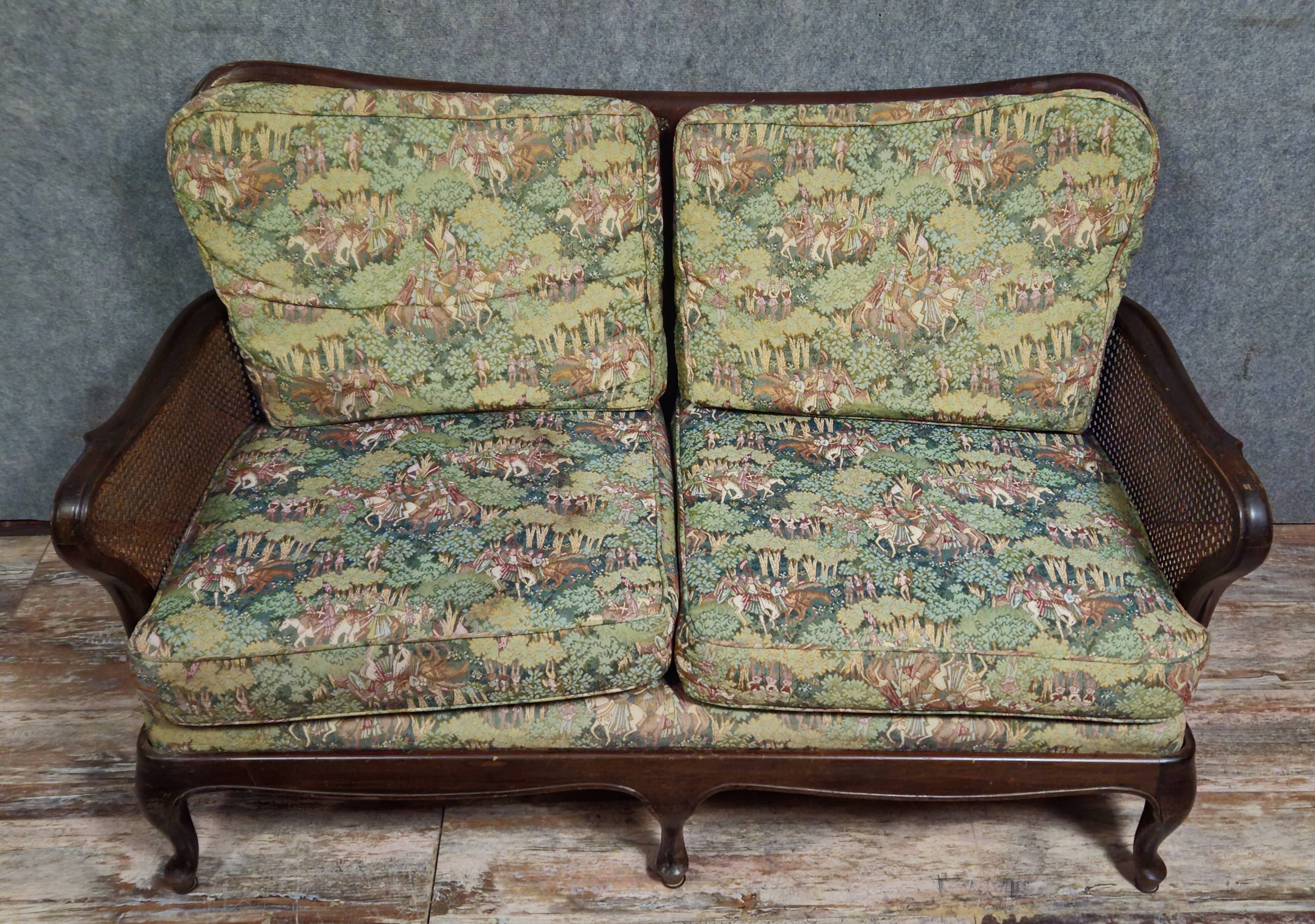 Antique English two-seater canapé, carved wooden frame.