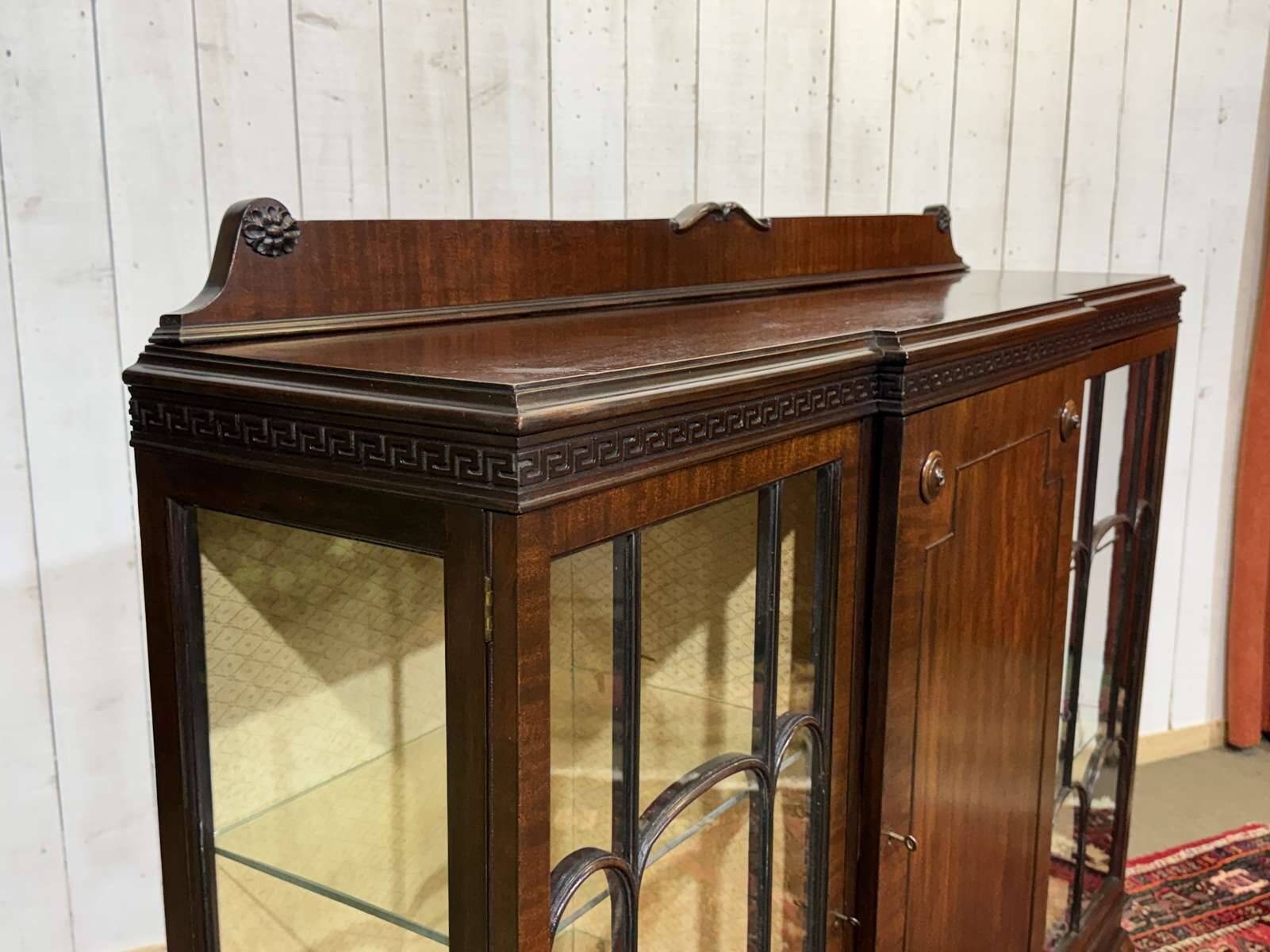 Vitrine Anglaise Chippendale 3 portes début XXème en acajou