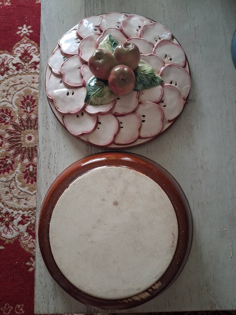 Pie dish / Tatin with a trompe-l'œil lid in slipware – Apple decoration