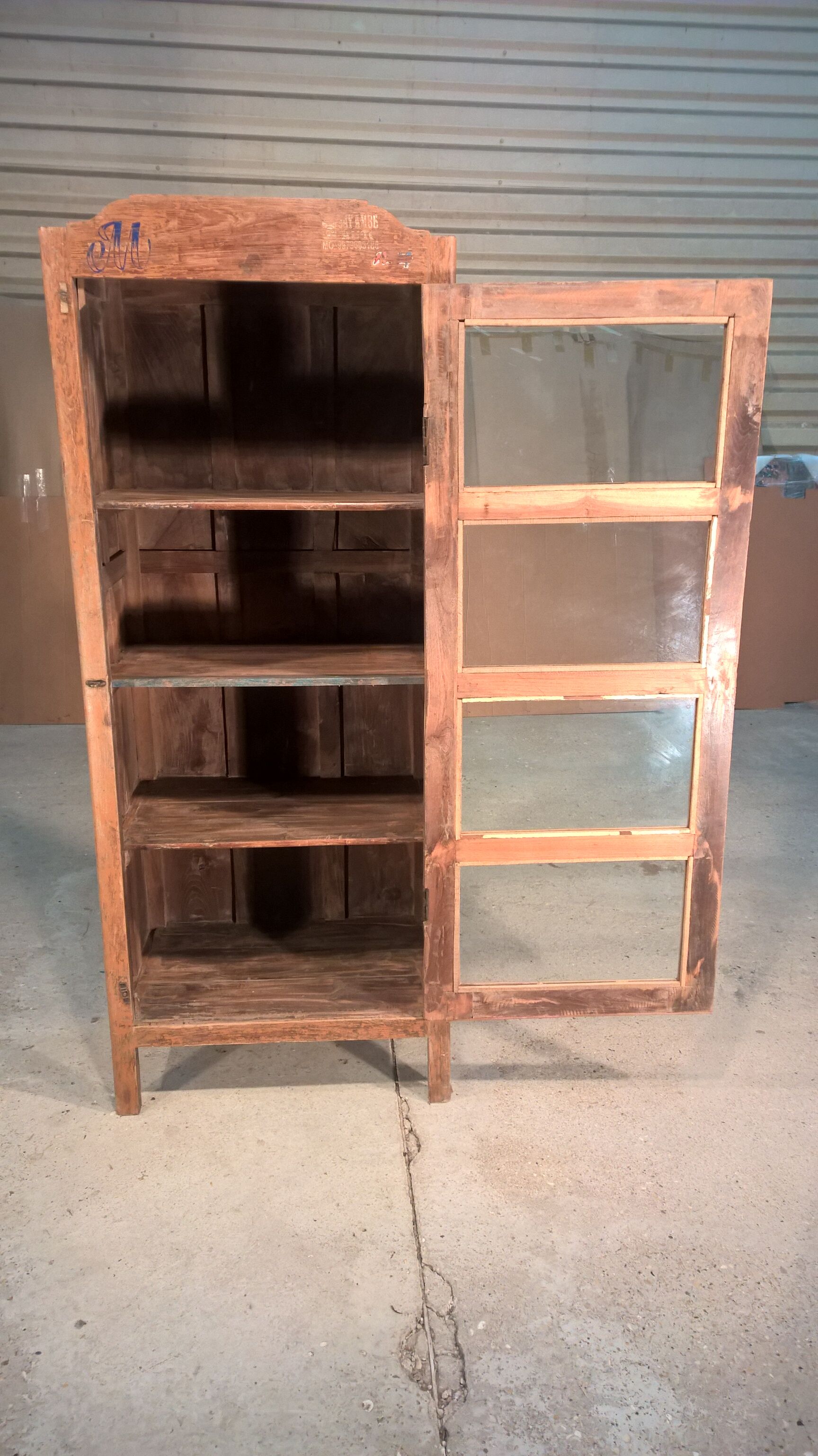 Showcase with 4 door glass panels