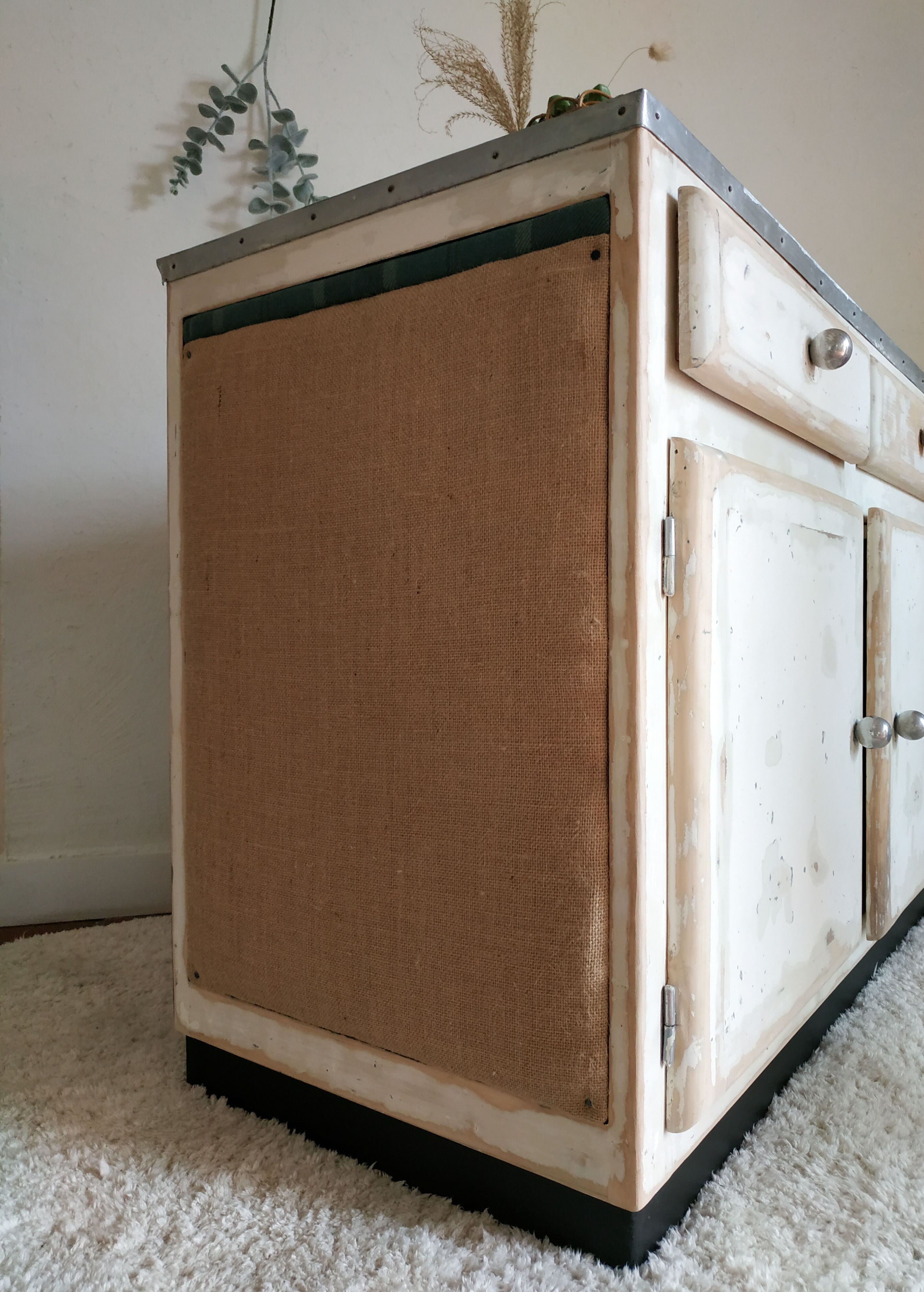 Buffet mado low patinated renovated concrete tray