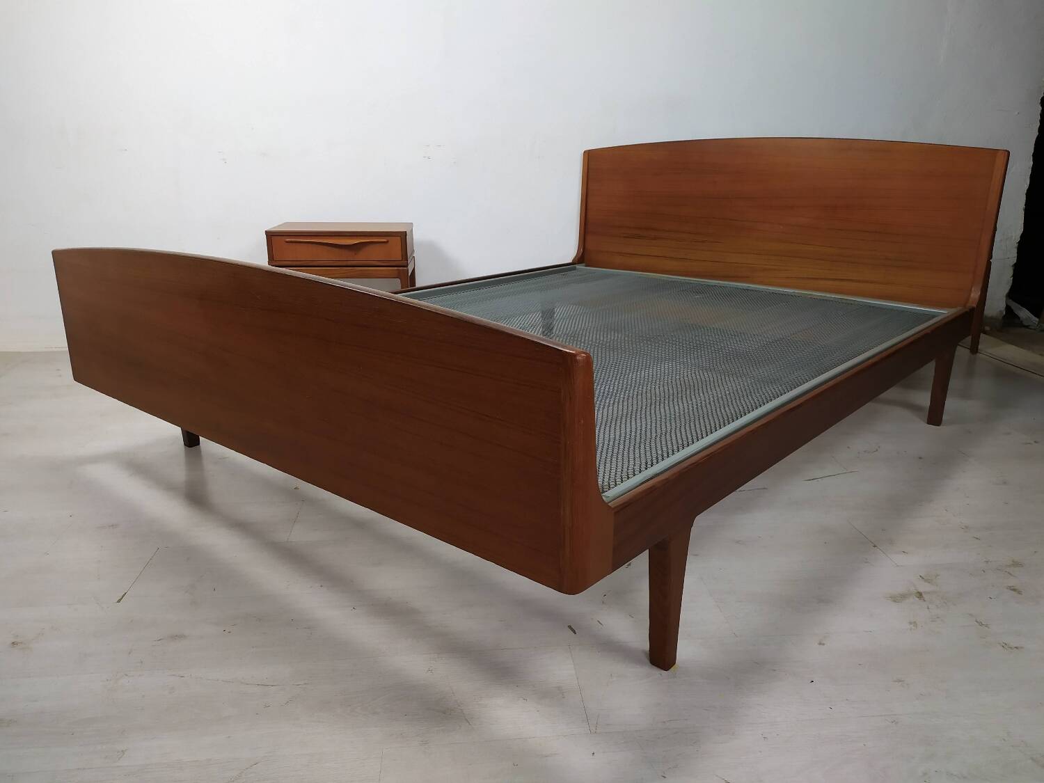Scandinavian bed 140