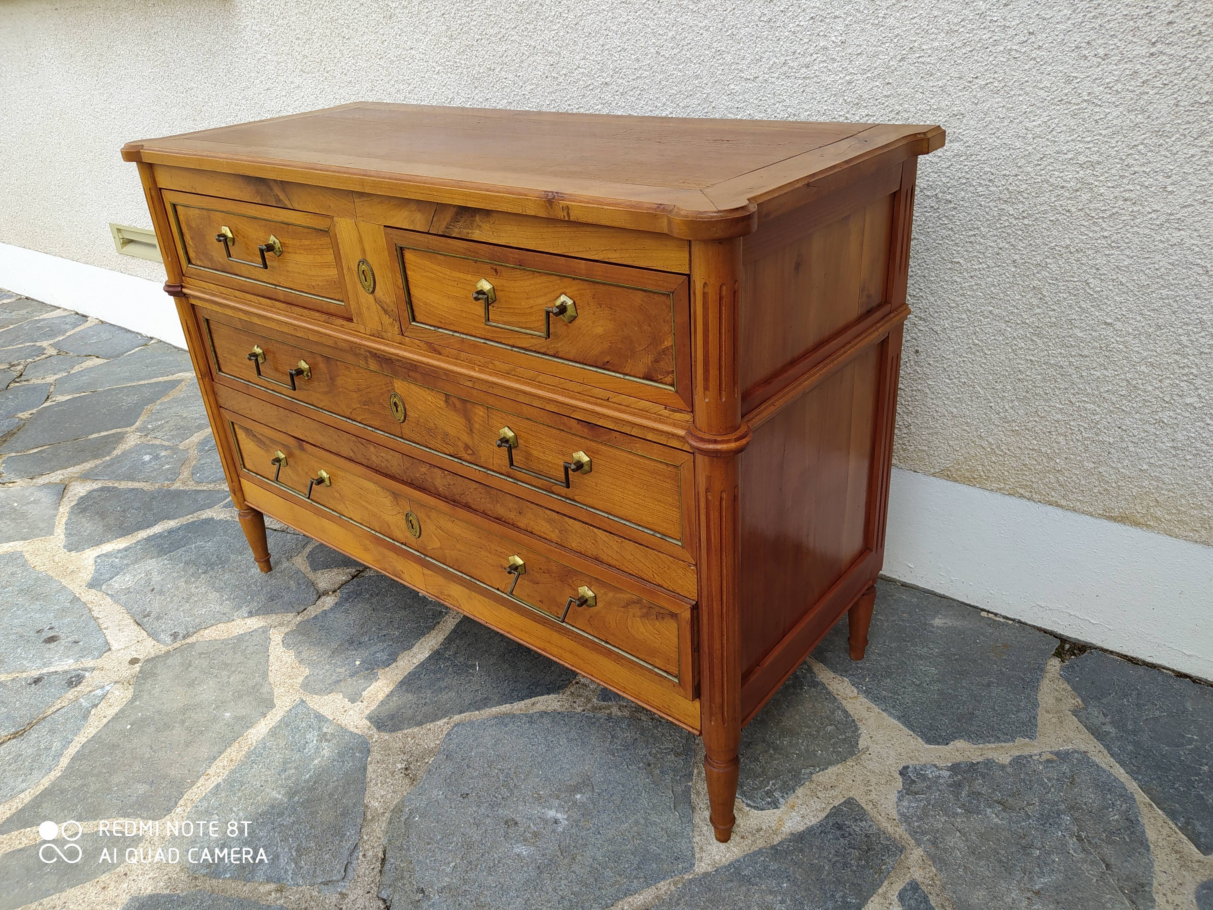 Commode en noyer de style Louis XVI