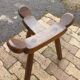 Tabouret tripode brutaliste