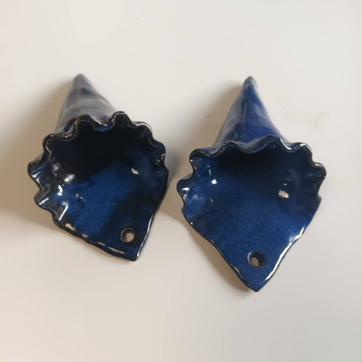 Bouquetiere pair blue cone