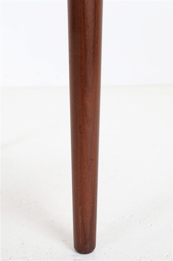 Round Winge Møbler “No. 31” teak coffee table / Mid-century Danish modern design / 1960s