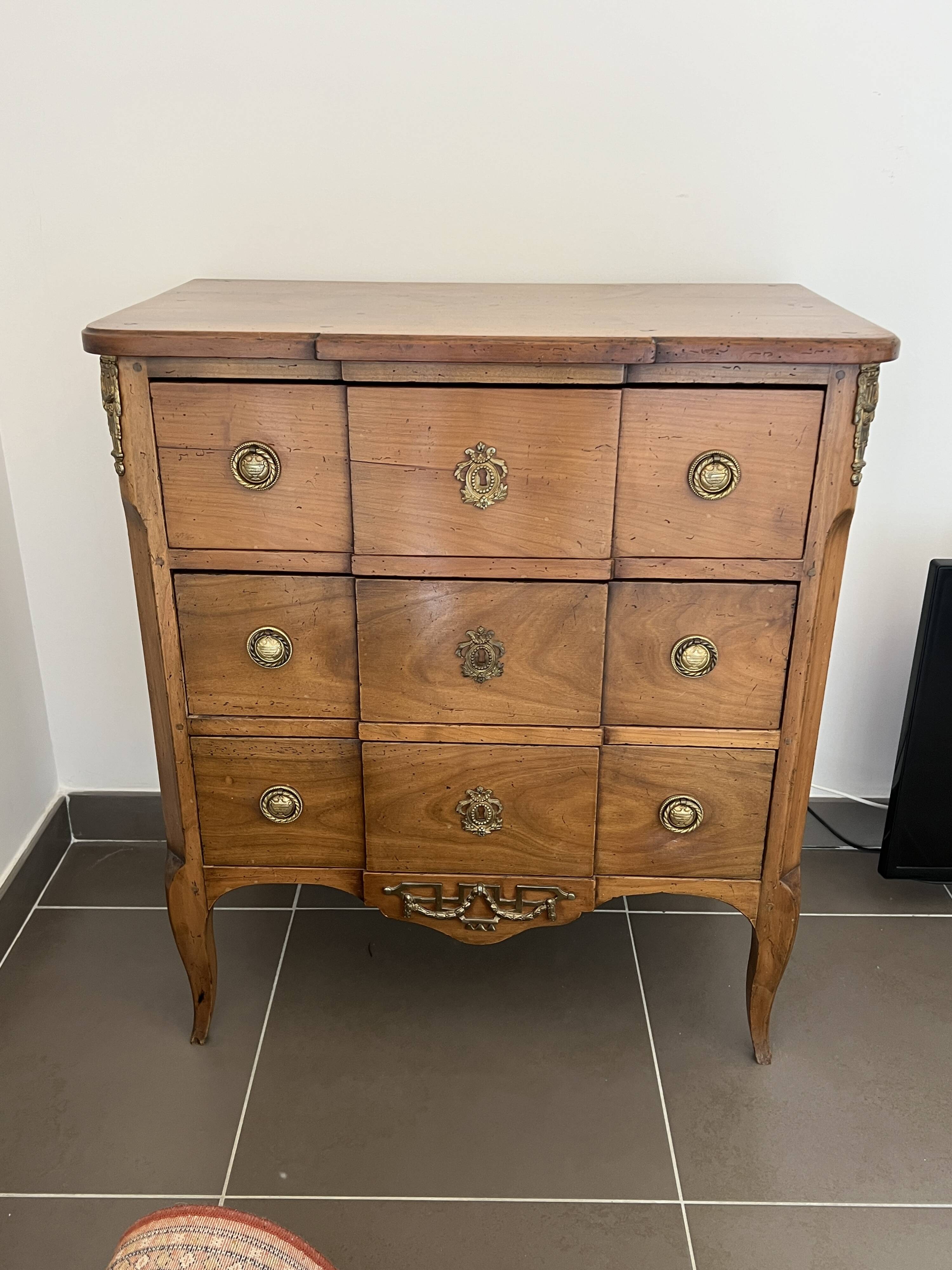 Transitional chest of drawers in solid cherry wood, early 20th century