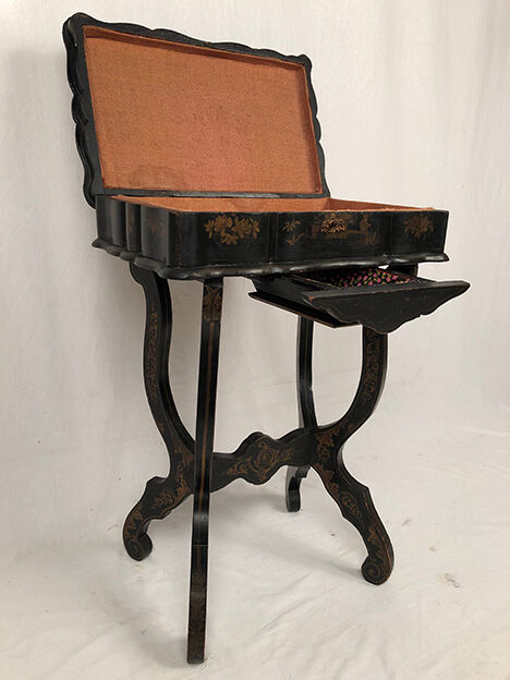 Worker Napoleon III, black lacquered wood with Asian decoration painted gold