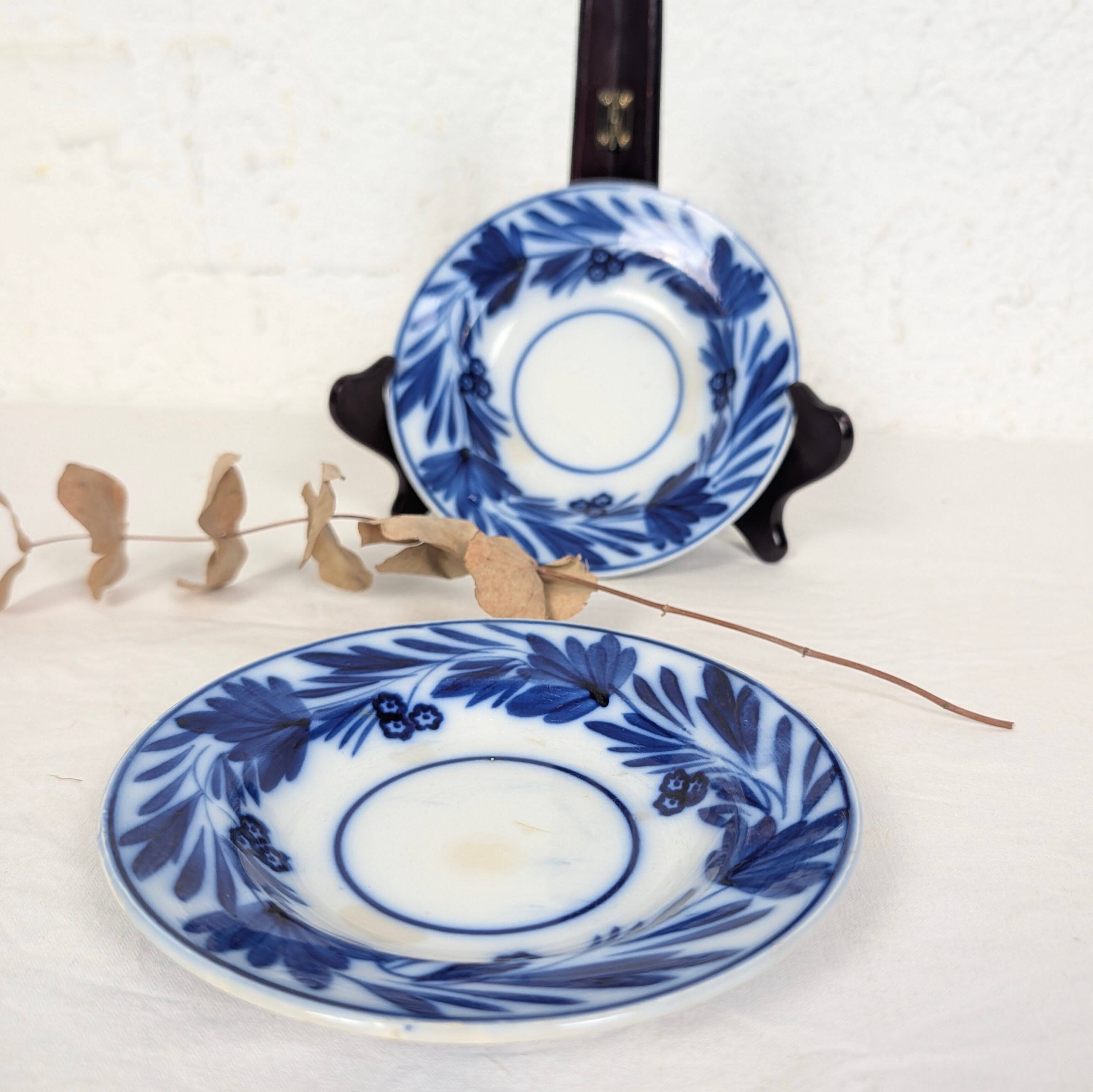 Small plate Sarreguemines & Digoin with cobalt blue floral decoration.