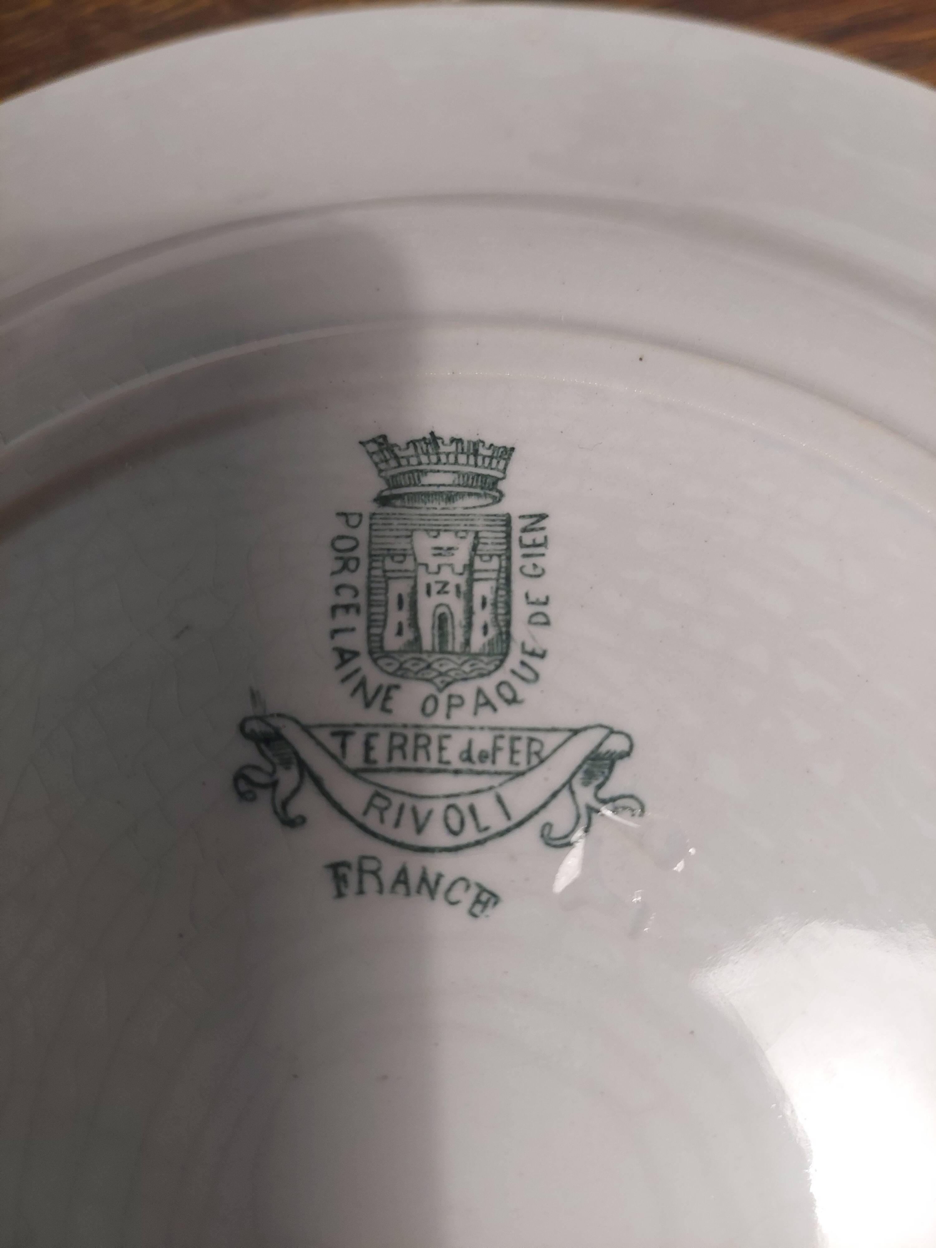 Série de six assiettes plates Gien terre de fer décor Rivoli fin XIXème