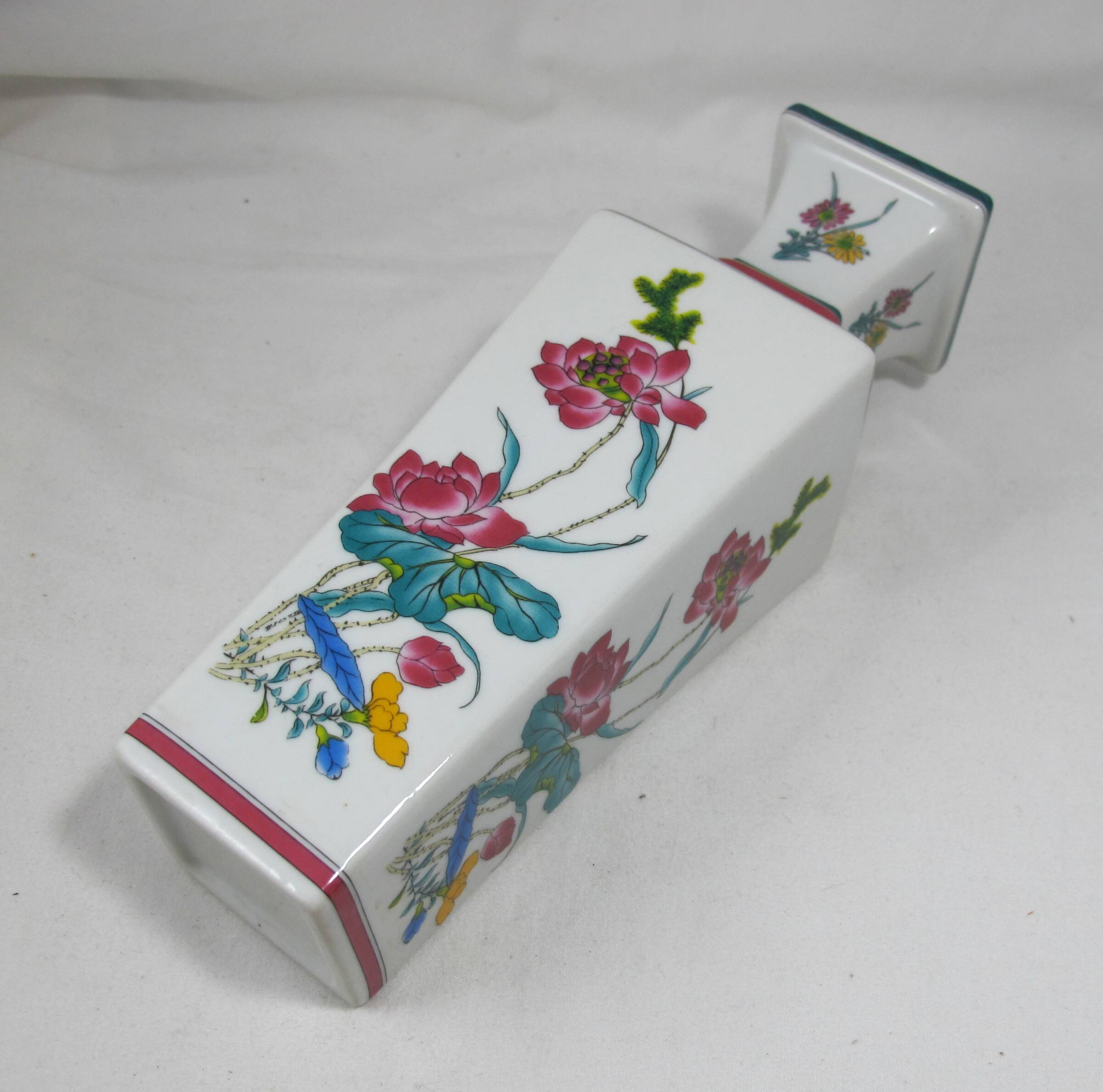 small famille rose vase in Chinese porcelain China