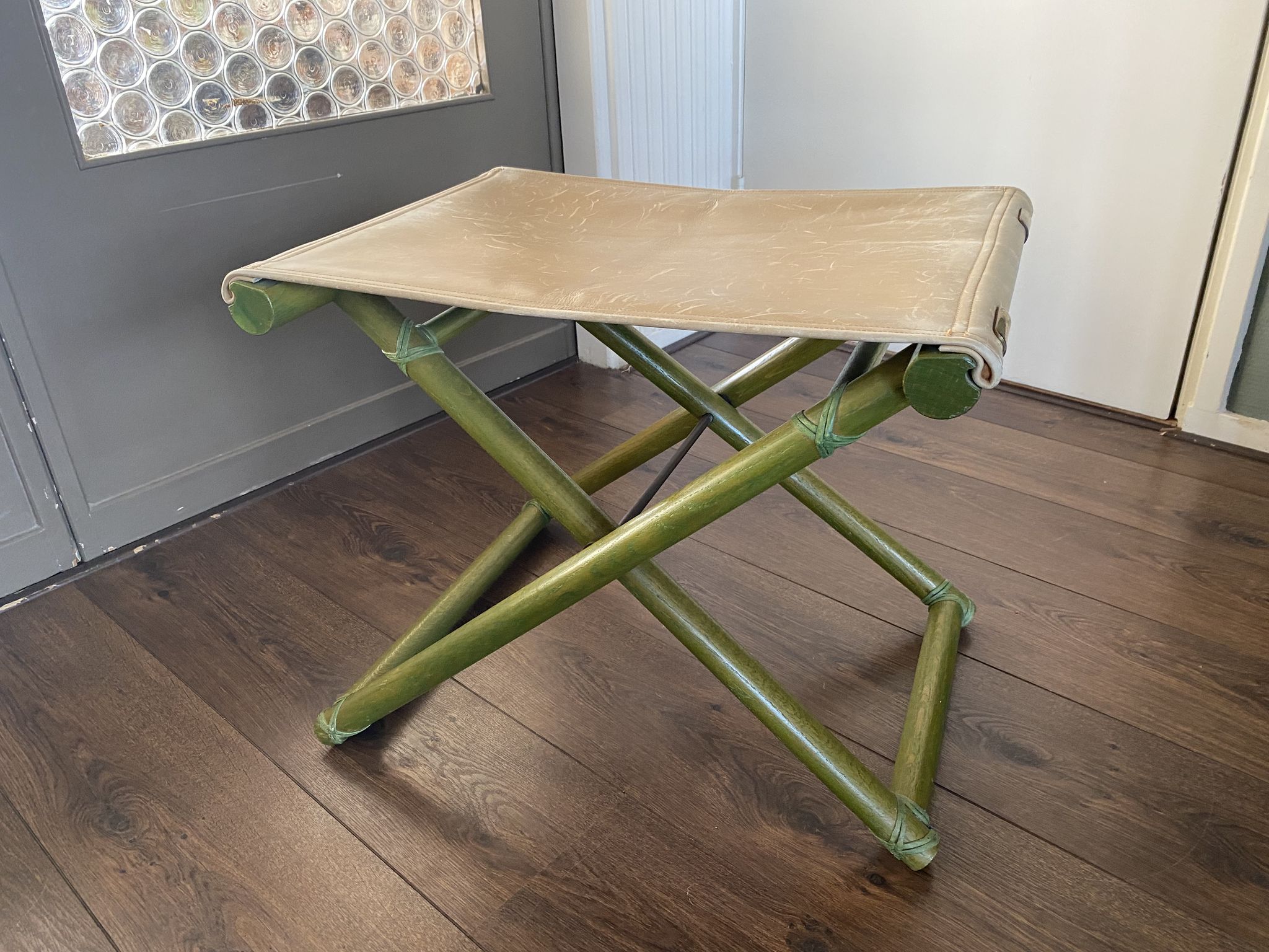 Tabouret pliable vintage Regency en hêtre italien et cuir
