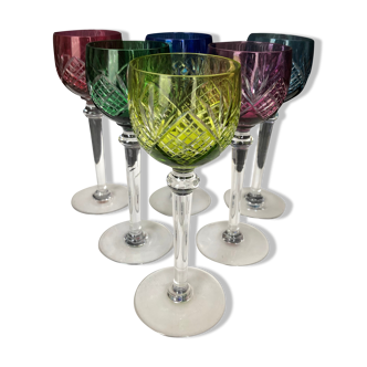 Set de 6 verres à vin de couleur en cristal taillé de Saint Louis