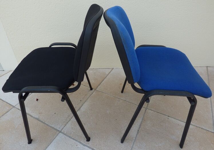 2 chaises empilables de tissus noir et bleu