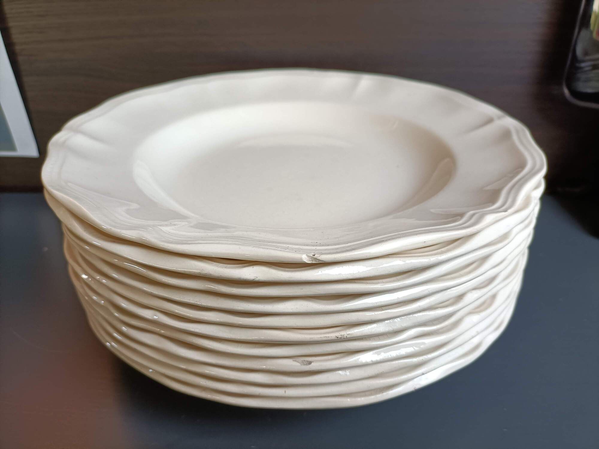 Set of 11 hollow plates of Sarreguemines, ivory color