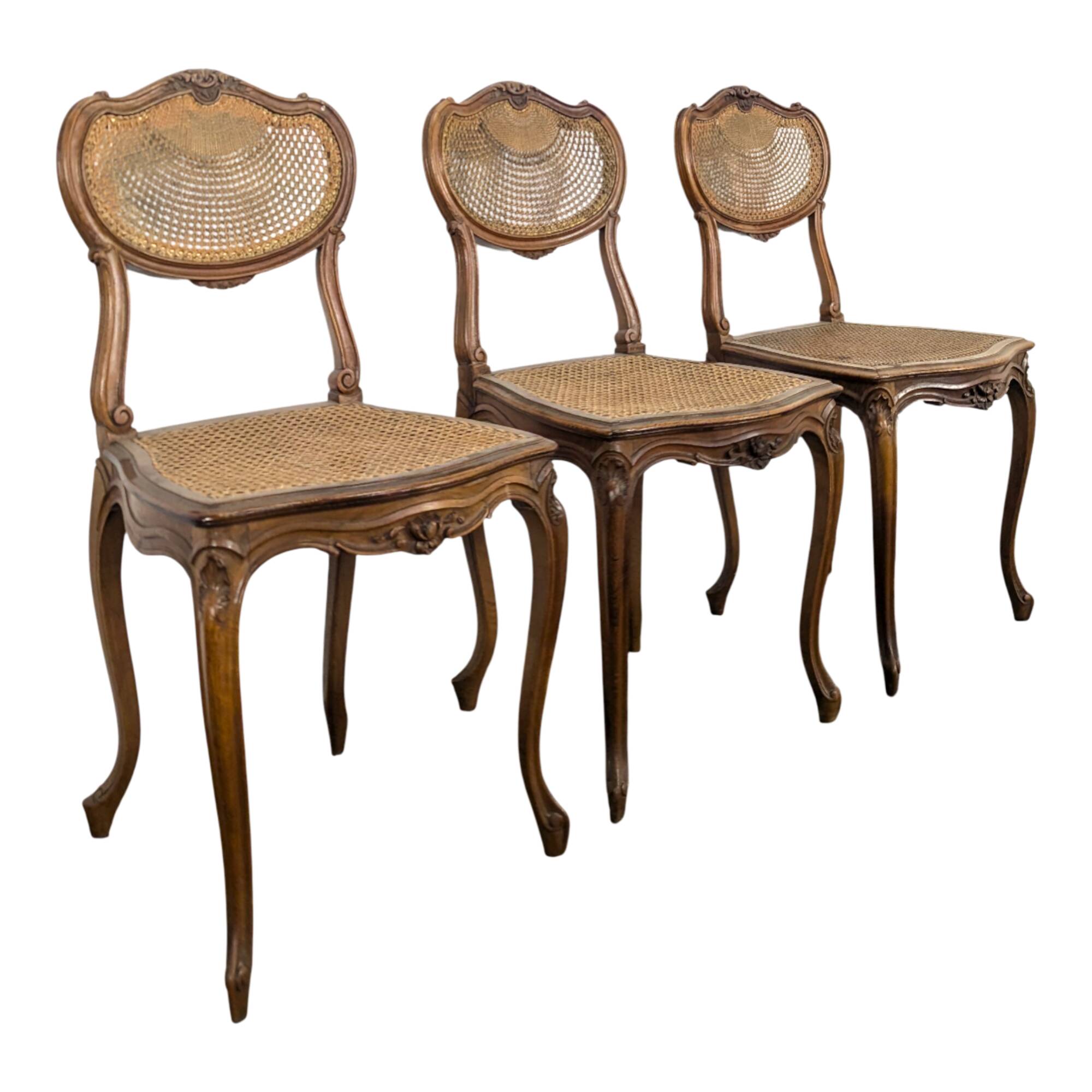 Série de 3 chaises cannées de style Louis XV
