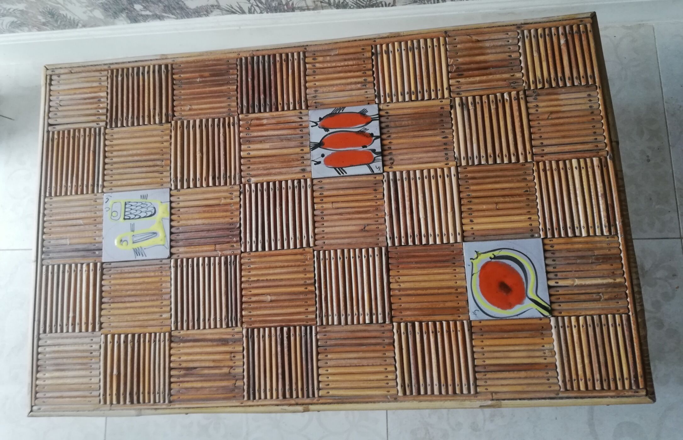 Table basse rotin et céramique années 50