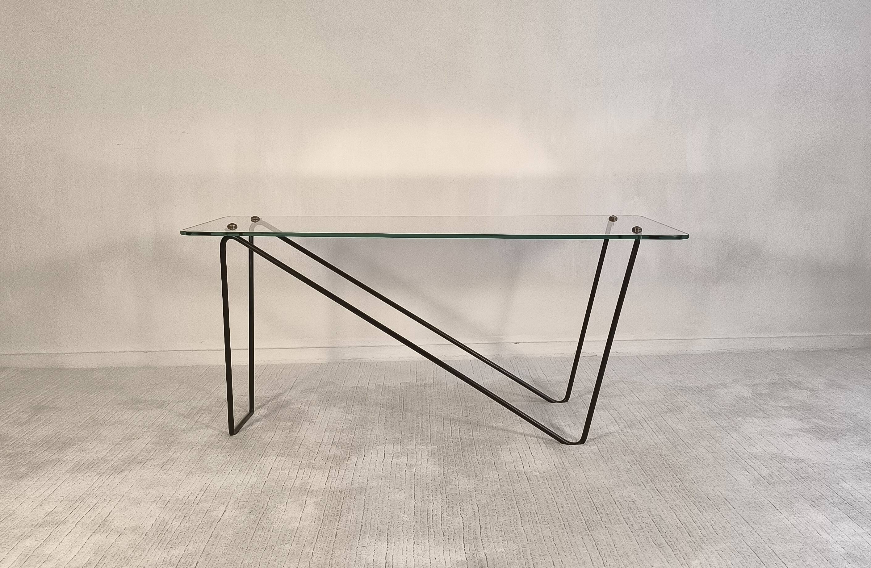 Superb asymmetrical coffee table AIRBORNE 1950s glass and lacquered metal.
