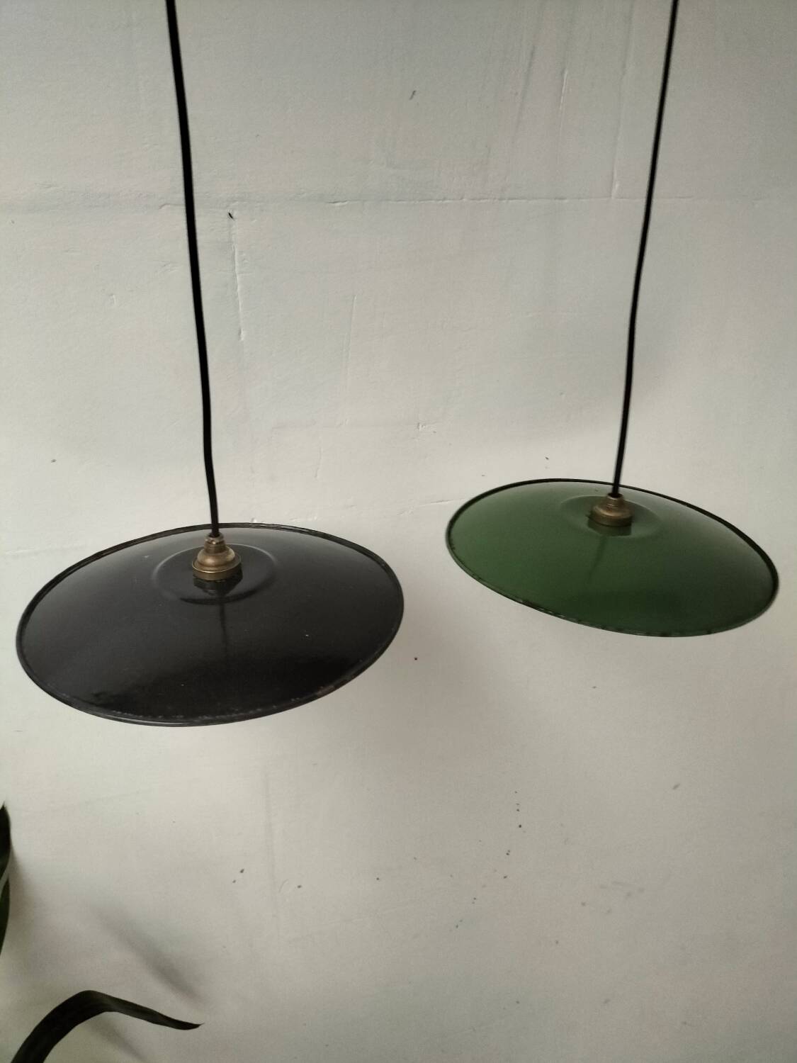 2 suspensions en tôles émaillées