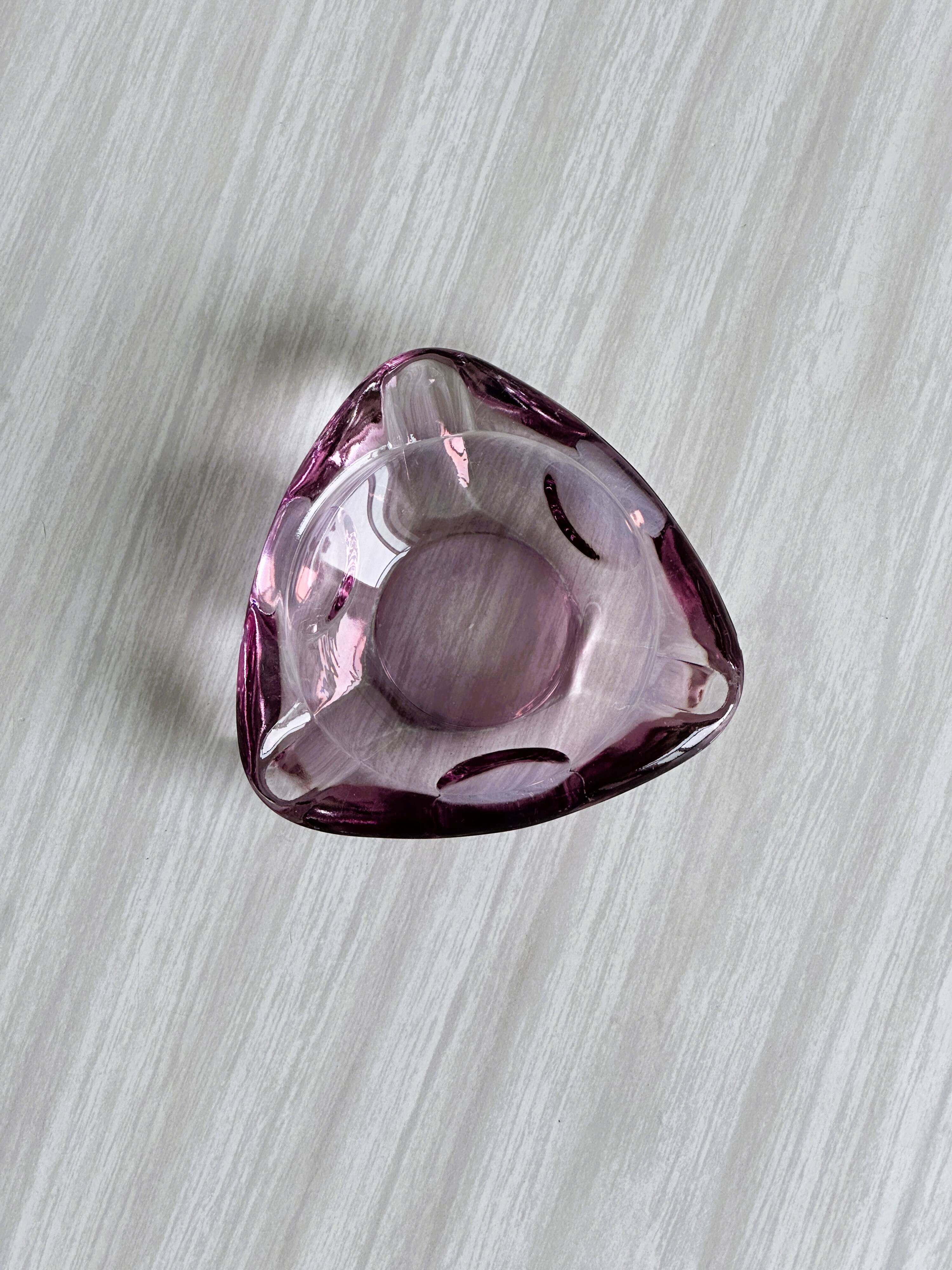 Petit cendrier vintage en verre rose translucide