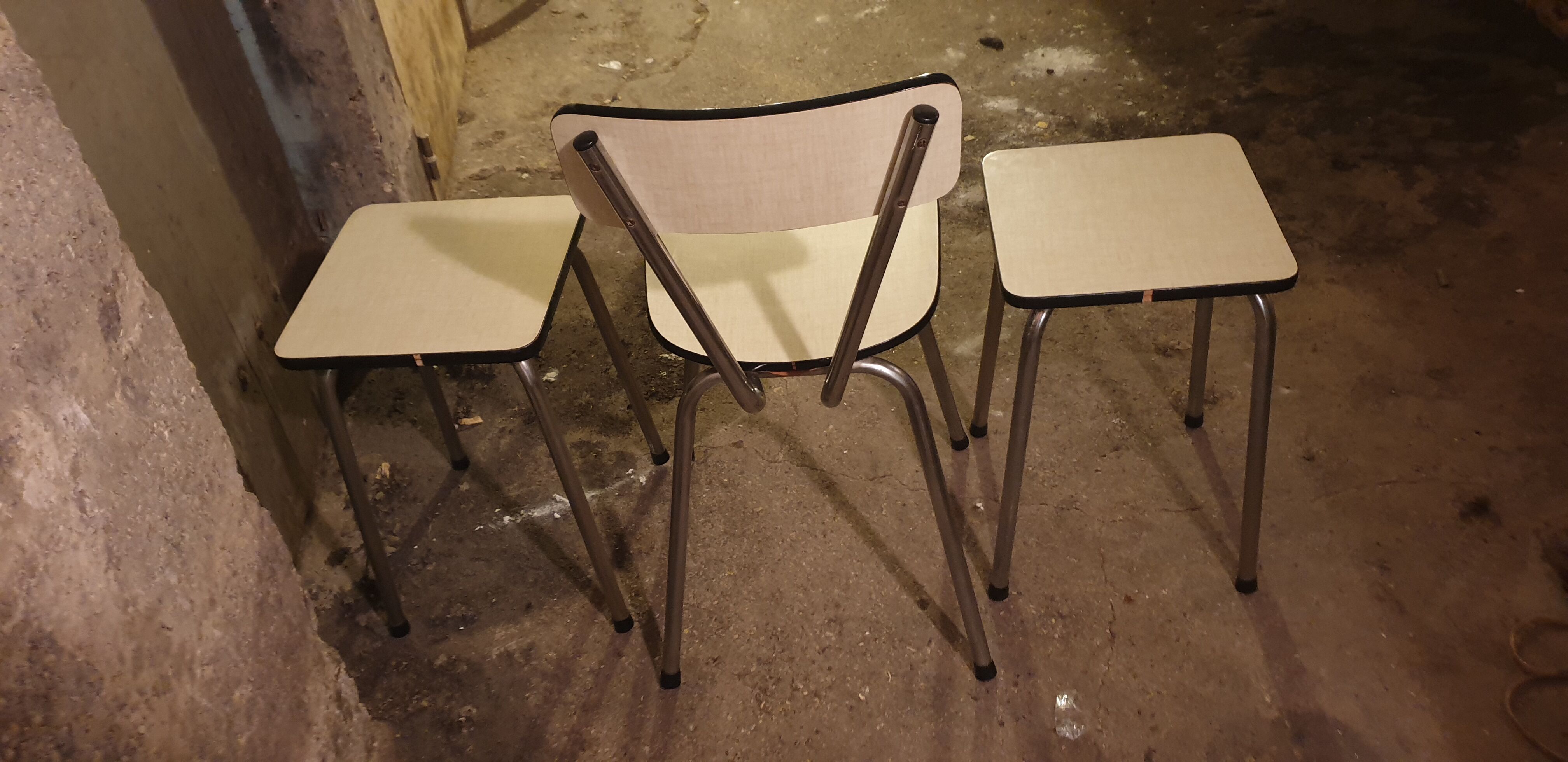 Chaise et tabourets  formica