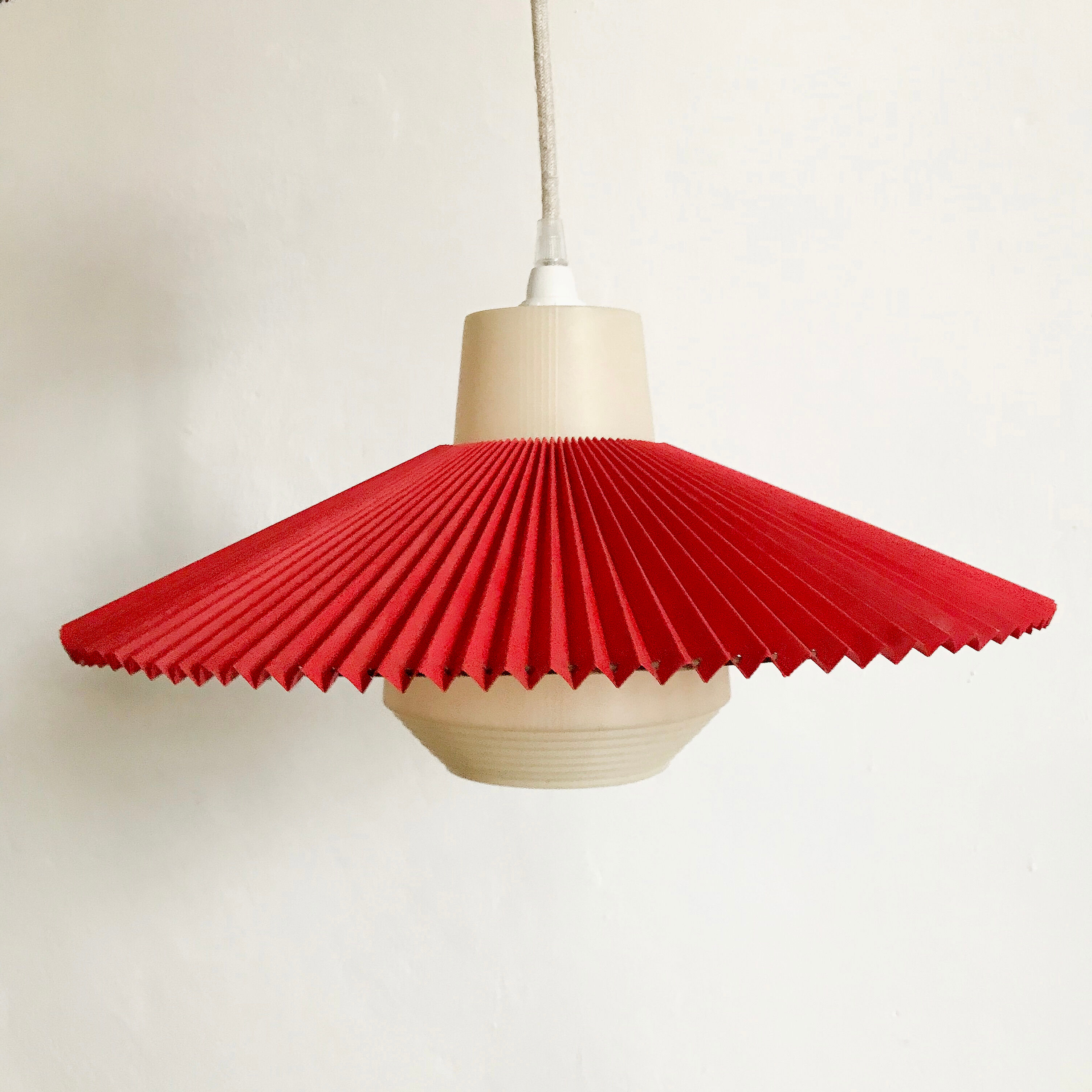 Suspension vintage en plastique rouge et beige
