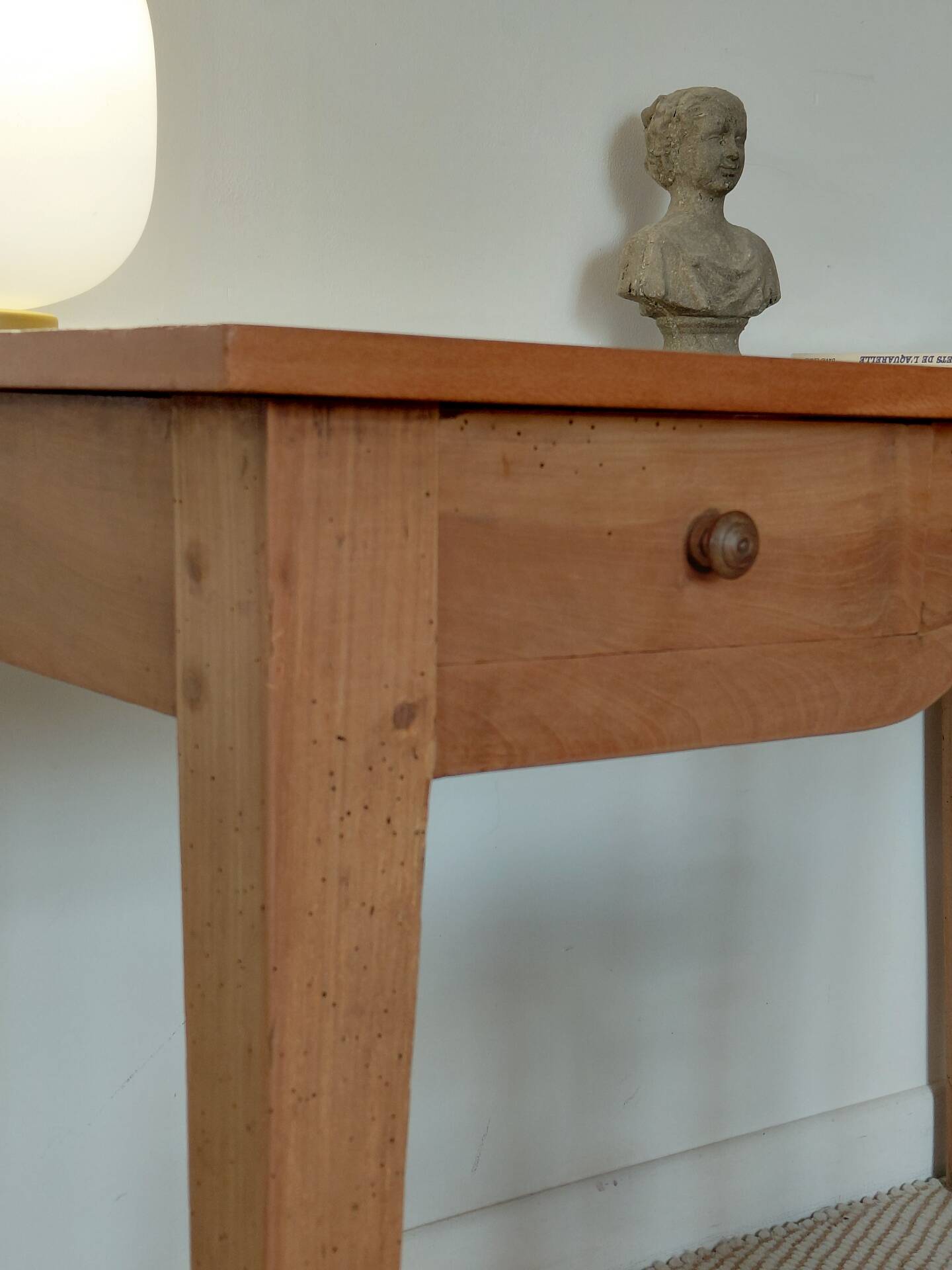 Bureau ancien à double tiroir, pieds gainés, XIXème