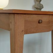 Bureau ancien à double tiroir, pieds gainés, XIXème