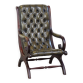Fauteuil chesterfield en cuir de vachette vert associé à du bois