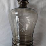 Carafe en verre fumé gravée