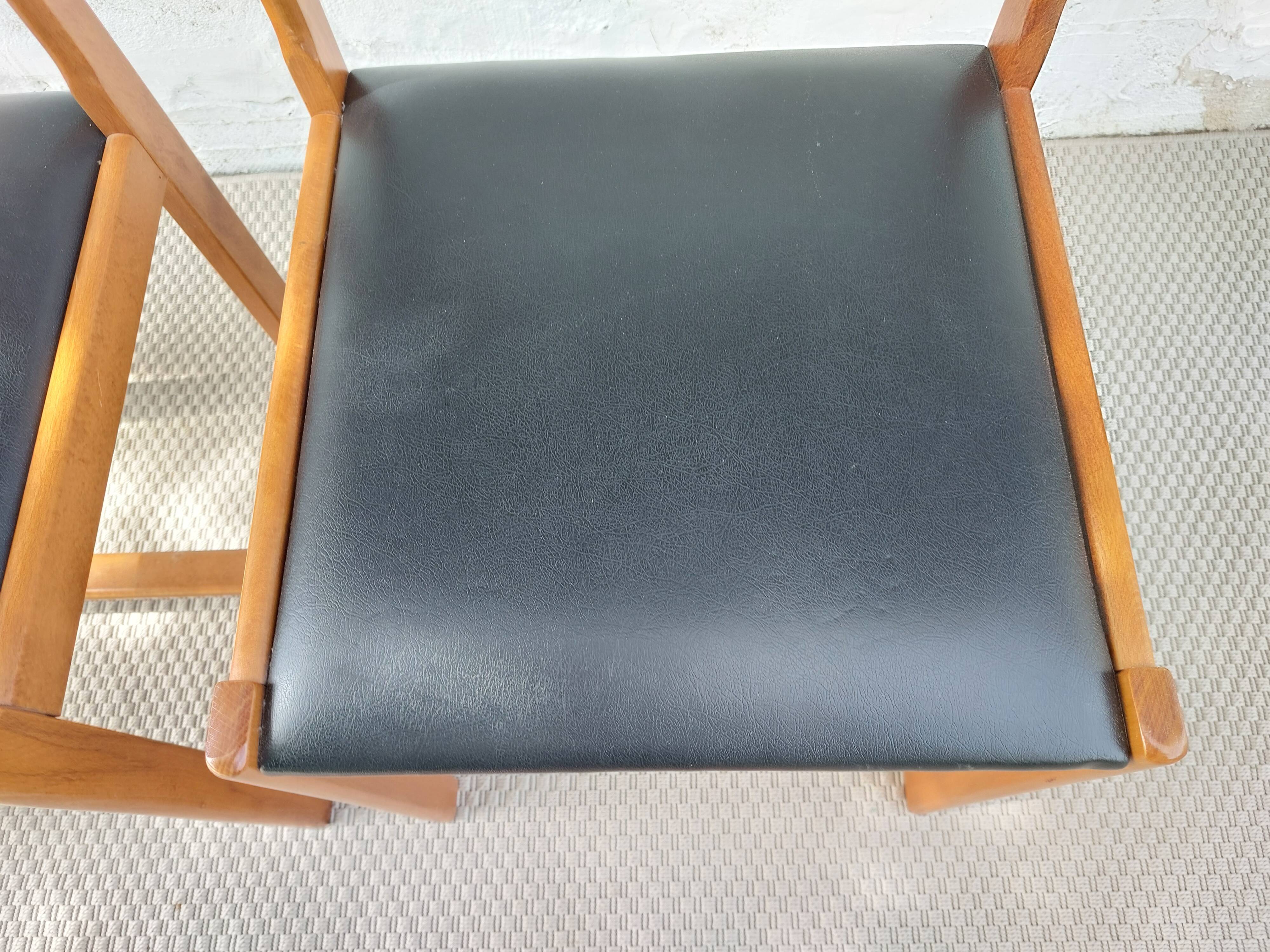paire de chaises style scandinave, simili cuir noir