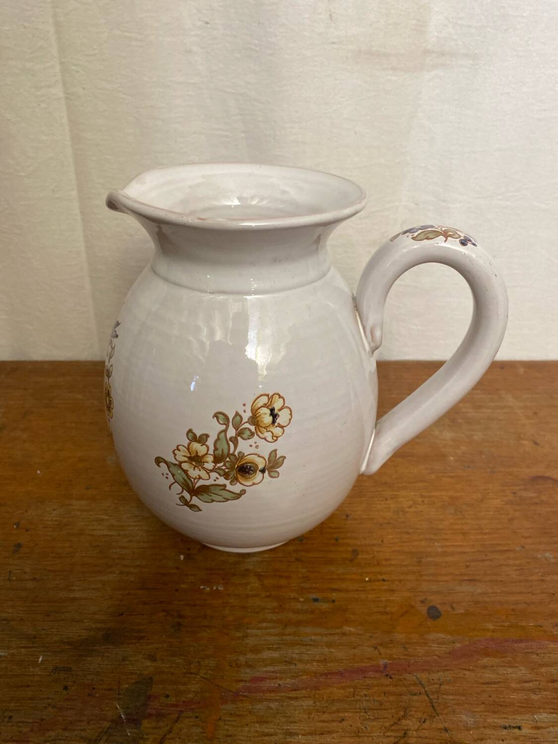 Pichet ancien en céramique de Moustiers blanche décor peint, France