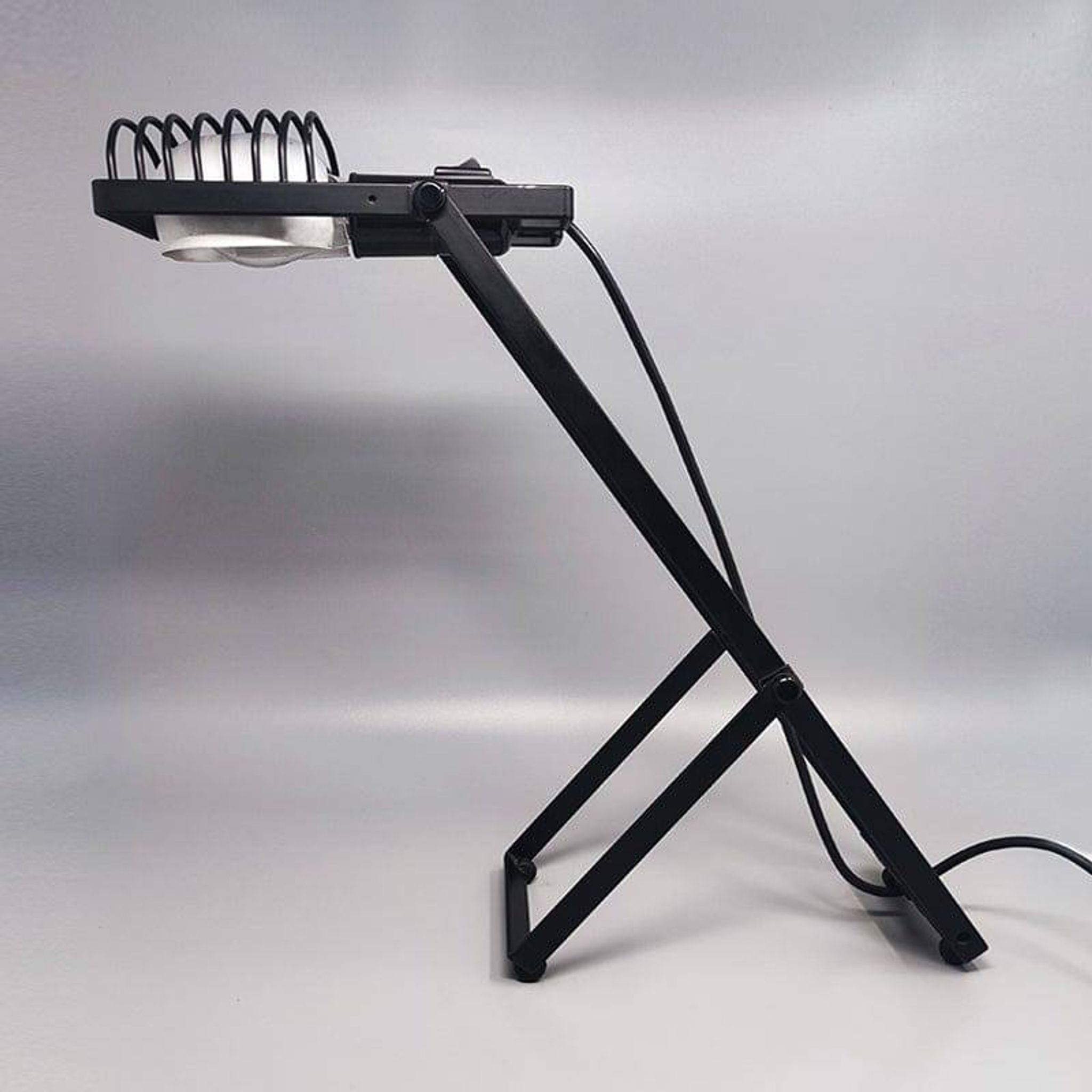 1970s Gorgeous Black Table Lamp "Sintesi" by Ernesto Gismondi for Artemide. Made in Italy